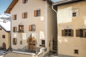 Langzeitaufnahmen fangen das Spiel von Licht und Schatten ein. Sie rücken die Eigenheit und Schönheit der Engadiner Baukultur anhand des sich ändernden Sonnenverlaufs ins rechte Licht. Foto: Gian-Nicola Bass