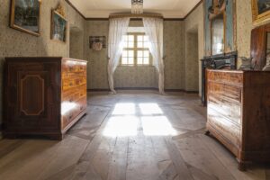 Fünf Langzeitaufnahmen dokumentieren das Spiel von Licht und Schatten in der Ausstellung. Zu sehen ist ein Raum in der Chesa Planta in Samedan. Foto: Gian-Nicola Bass